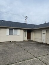 Building Photo - 809 SE 135th Ct