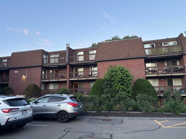 Foto del edificio - 144 Kenrick St