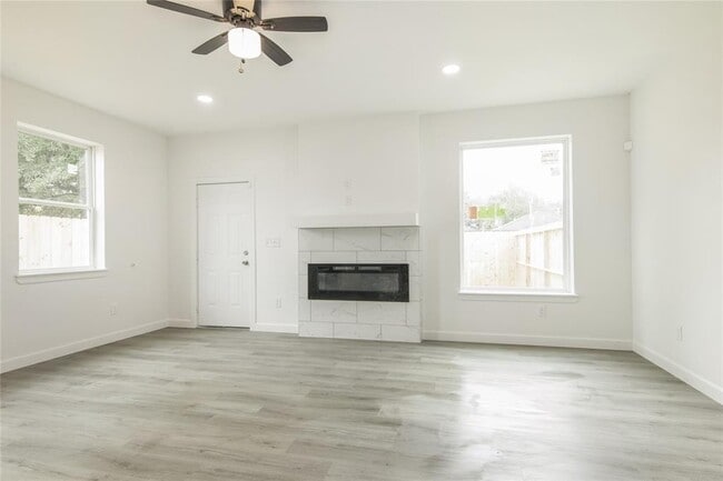 Building Photo - 2305 Sakowitz St
