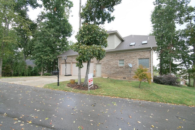 Building Photo - 27 Carriage Hill