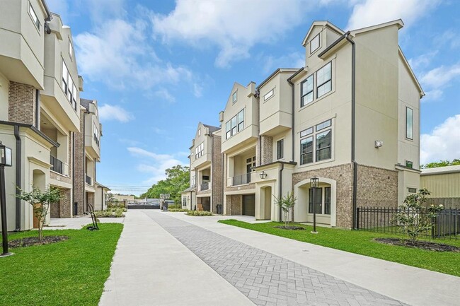 Foto del edificio - 2122 Blalock Rd