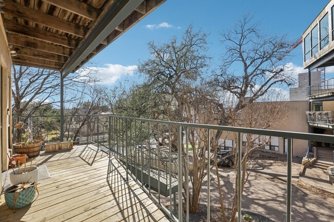 Building Photo - 1106 W 6th St