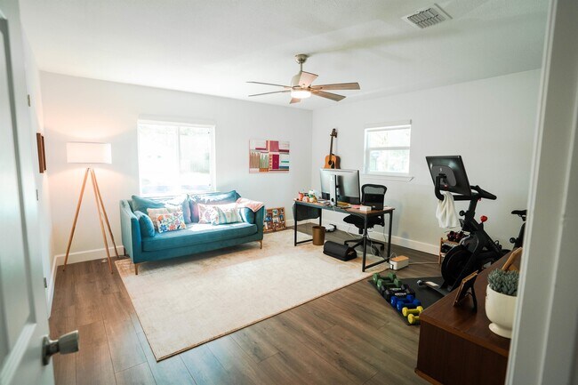 Building Photo - 9618 Holly Springs Dr