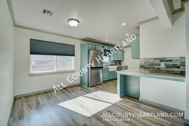 Building Photo - 330 E 6th St