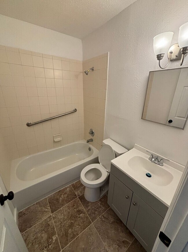 Foto del edificio - Freshly Renovated 3x1! Fully Fenced in Yar...