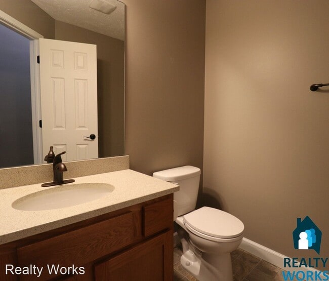 Building Photo - 3 br, 2.5 bath House - 6525 S 58th St
