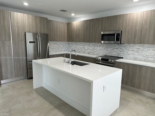 Foto del edificio - 4 br, 3.5 bath House - 6821 NW 103rd Ave #...