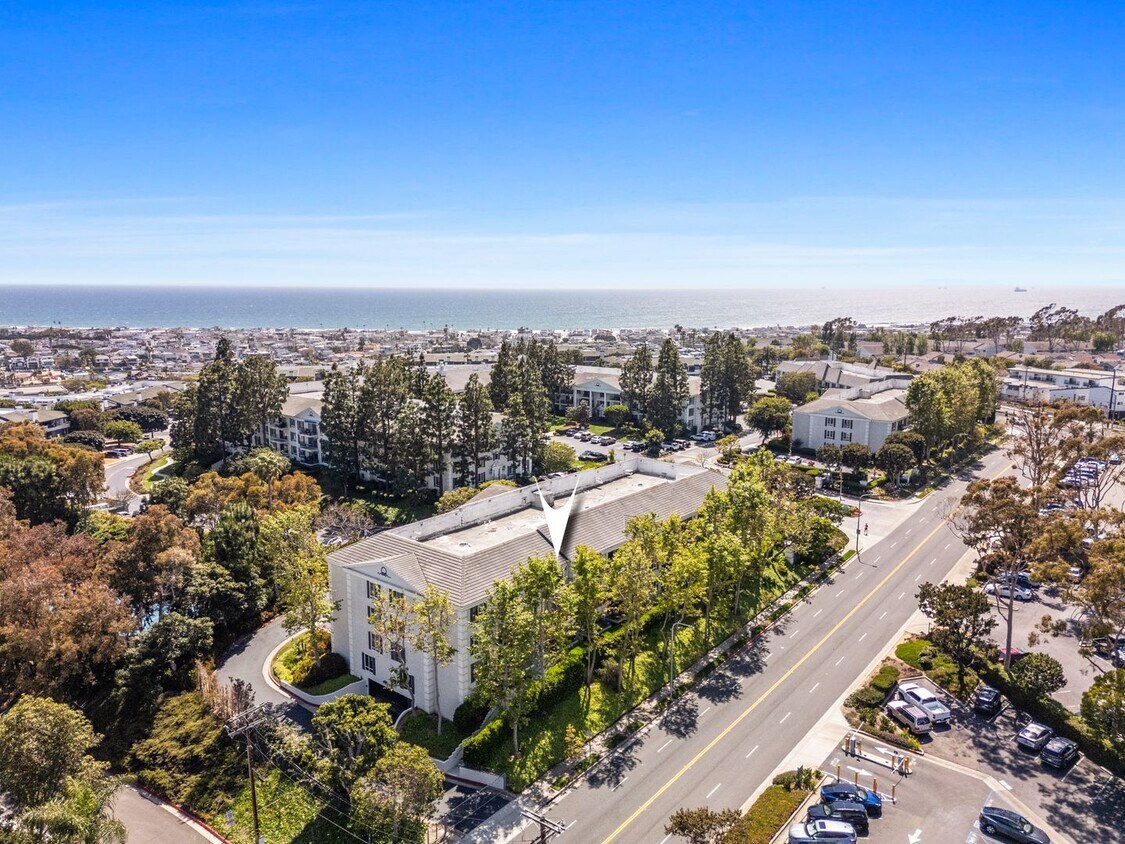 Foto principal - Updated Versailles Condo in Newport Beach