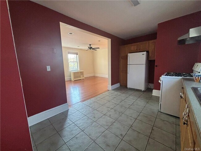 Foto del edificio - 837 White Plains Rd