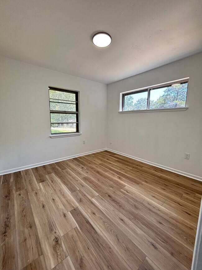Foto del edificio - Spacious and beautifully updated 4-bedroom...