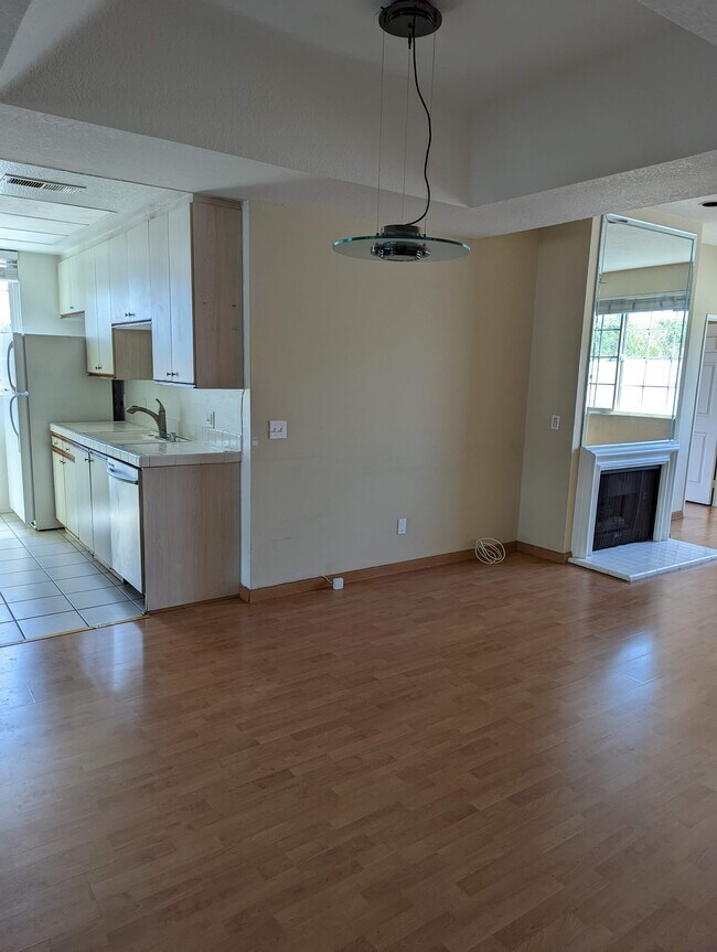 Building Photo - 5051 Rosewood Ave