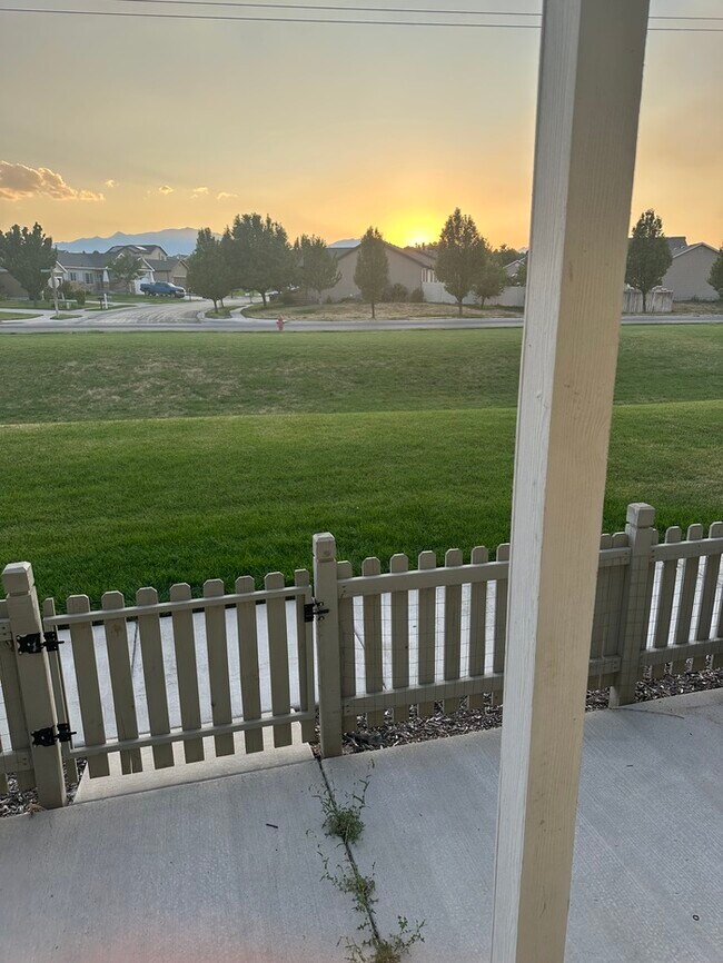 Building Photo - Rare: townhome with a view