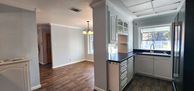 Building Photo - Classic Meets Vintage! Beautiful 3-Bed 2-B...