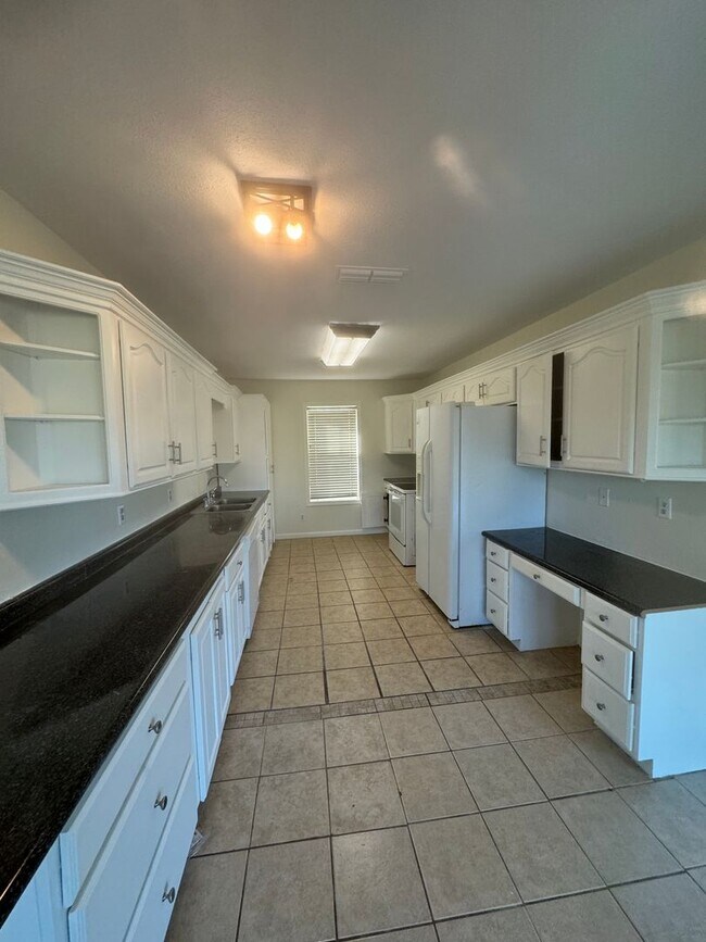 Foto del edificio - 3 Bedroom / 2 Bath with plenty of space. T...