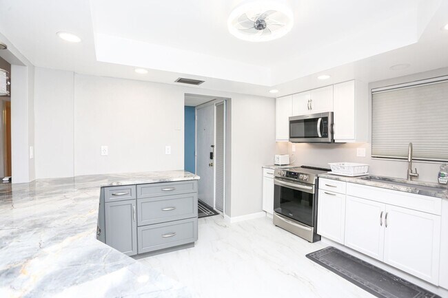 Foto del edificio - ** TIMBER CREEK AT LELY  ** 2 BED / 2 BATH...
