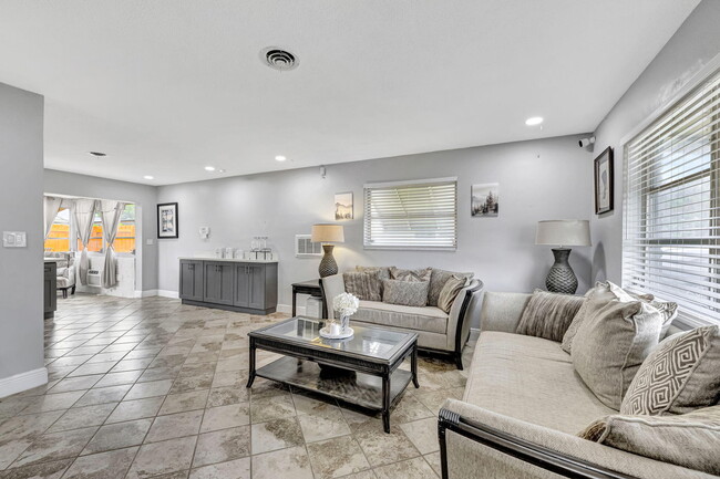 Foto del edificio - 4901 NW 27th Way