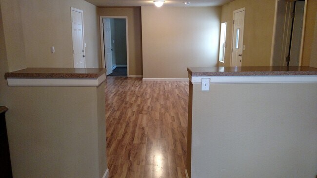 Building Photo - 2 Bed 1 Bath Home