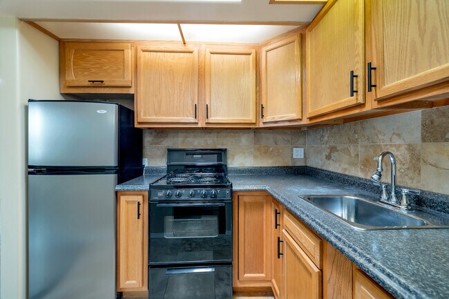 Building Photo - 5721 W Royal Palm Rd