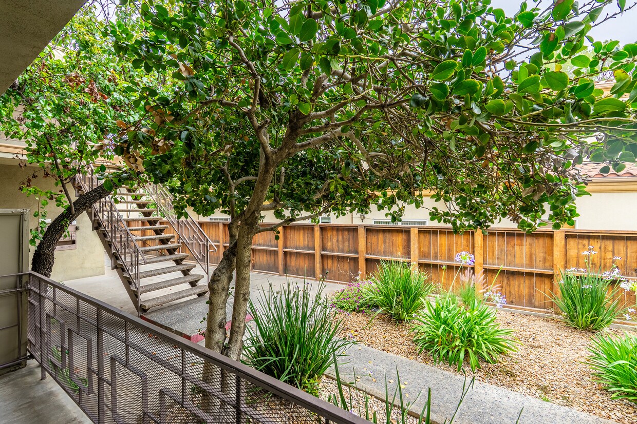 Foto del edificio - 1207 Huntington Dr