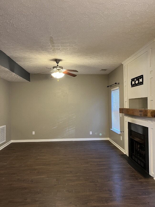 Building Photo - "Spacious 3-Bedroom Townhouse Retreat with Fireplace & Hardwood Floors in Antioch!"