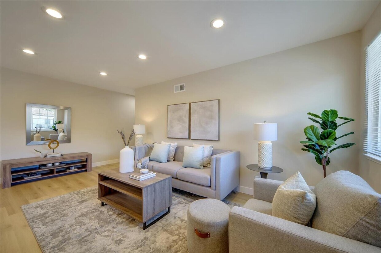 Foto principal - 5644 Playa Del Rey Ct