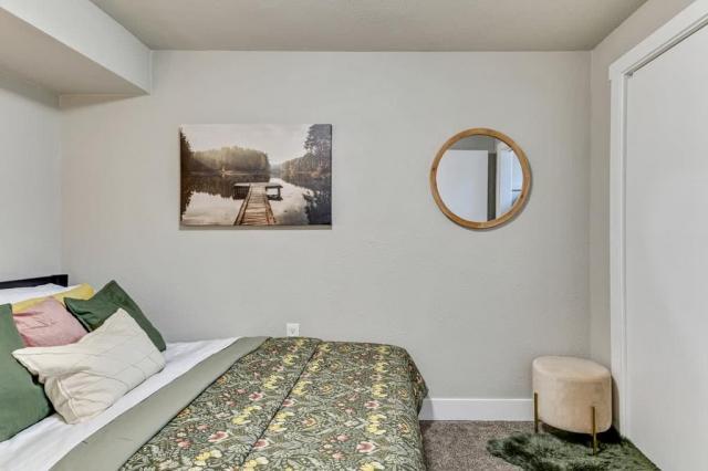 Building Photo - 6 bedroom in Alpine CA 84004