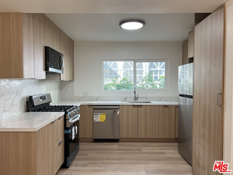 Primary Photo - 340 N Palm Dr