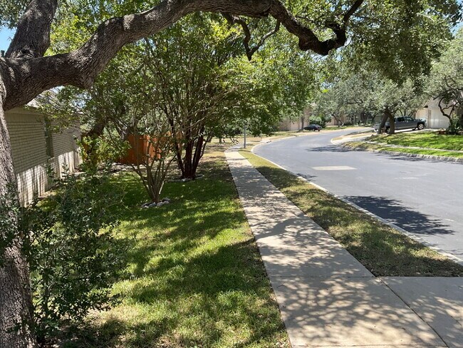Foto del edificio - 9610 Rocksprings St