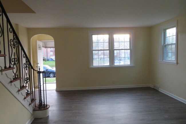 Building Photo - 1031 Disston St