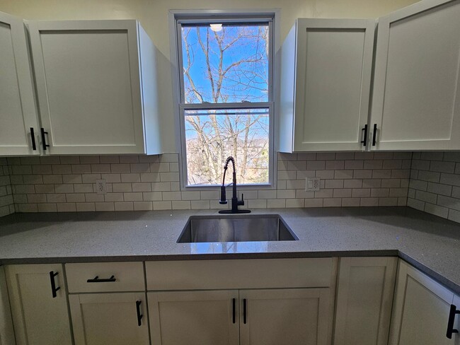 Foto del edificio - Fully Rehabbed 2 bedroom Townhome for Rent !