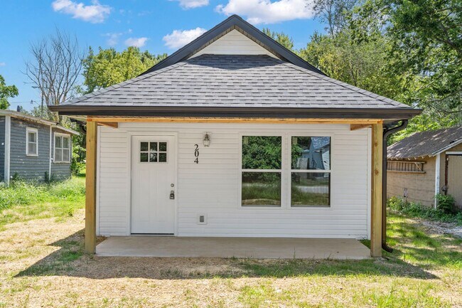 Building Photo - 2 Bedroom | 1 Bathroom |  955 Square Feet ...