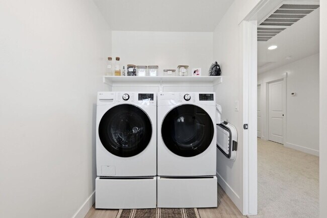Foto del edificio - Brand-New Luxury Living in South Desert — 4BR End Unit + 2-Car Garage