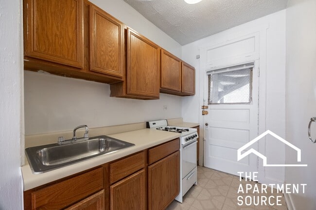 Photo - 624 W Cornelia Ave Apartment