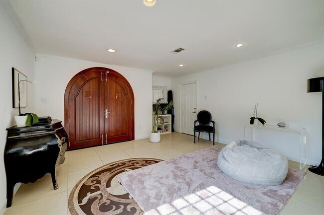 Building Photo - 6022 Kirby Dr