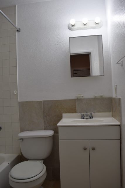 Building Photo - 1/1 Duplex