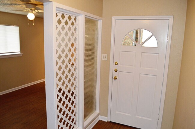 Foto del edificio - Please excuse our mess while this make rea...