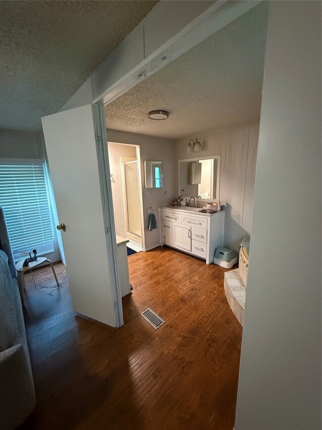 Building Photo - 9706 Camelots Ct