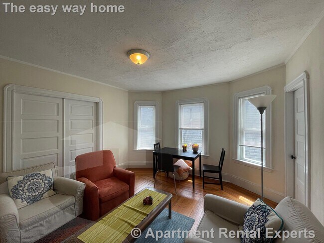 Building Photo - Top Floor 3BR * Steps from Davis Sq * Porch