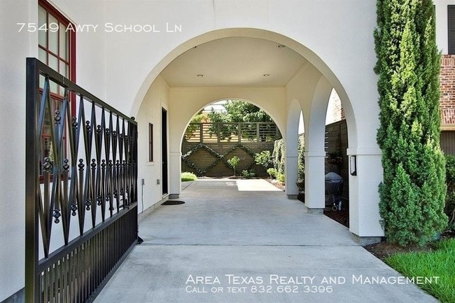 Foto del edificio - Stunning Mediterranean home on Cul-de-Sac