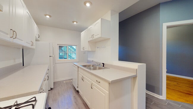 Building Photo - 700 W Schubert Ave