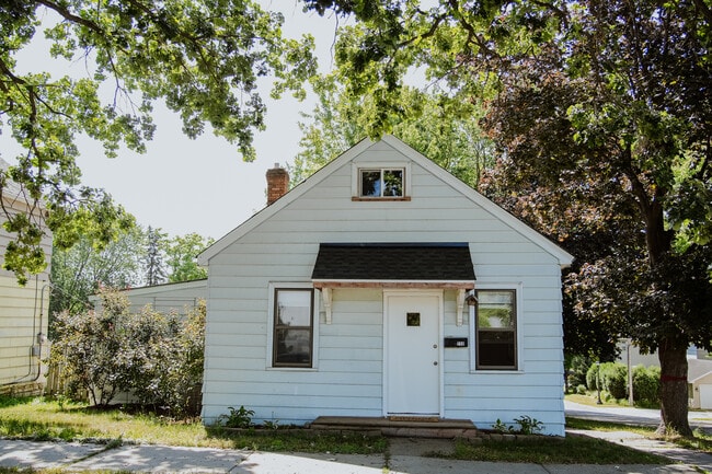 Building Photo - 750 Stewart Ave