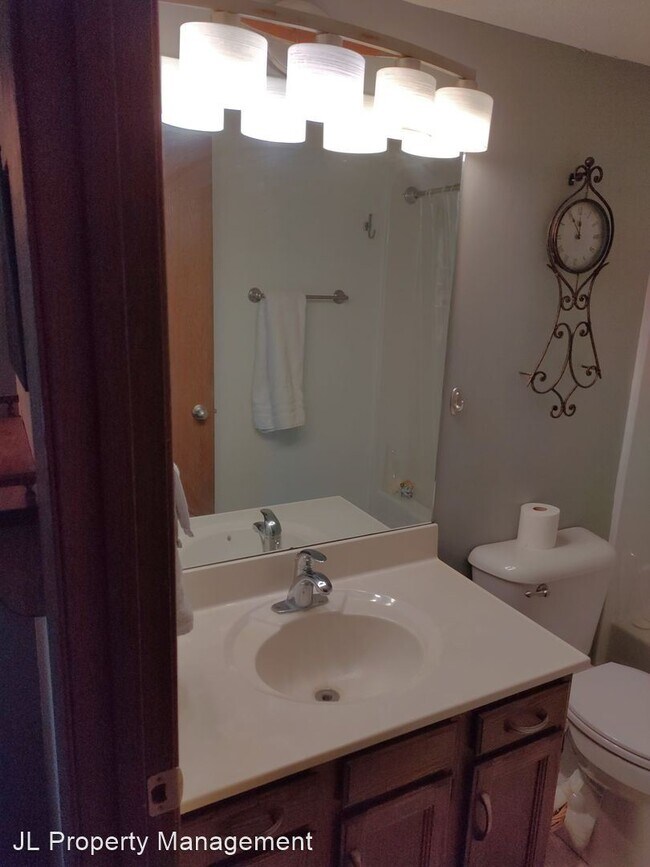 Building Photo - 2 br, 1 bath House - 3708 S Terry Ave  Apt...