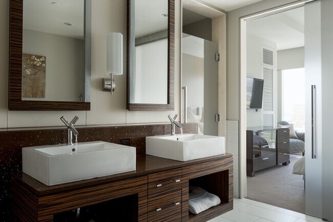 Foto del edificio - BEAUTIFUL WALDORF ASTORIA UNIT ON THE 34TH FLOOR!