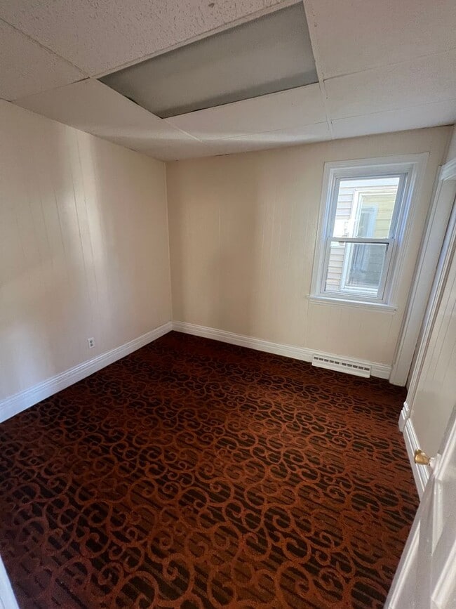 Building Photo - Large 4 Bed 1.5 Bath House