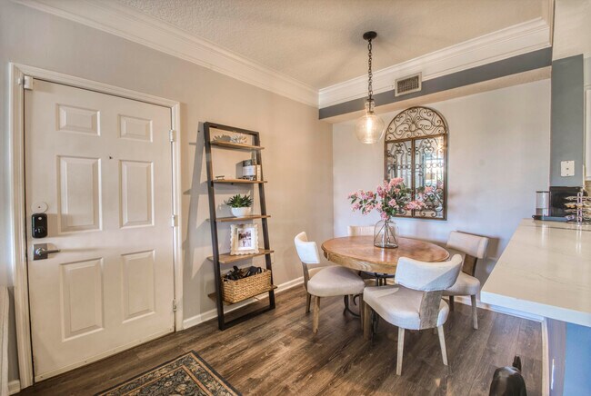 Foto del edificio - 1305 Myrtlewood Cir E