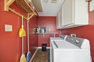 Building Photo - 321 W 13th St