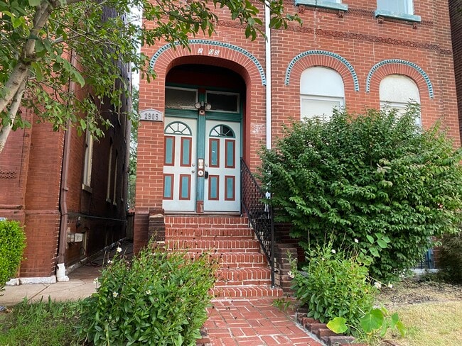 Charming arched entryway - 2905 Magnolia Ave