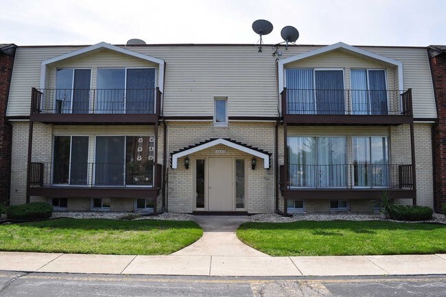 Building Photo - 5645 Edge Lake Dr