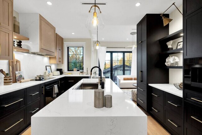 Photo du bâtiment - 2145 W 32nd Ave
