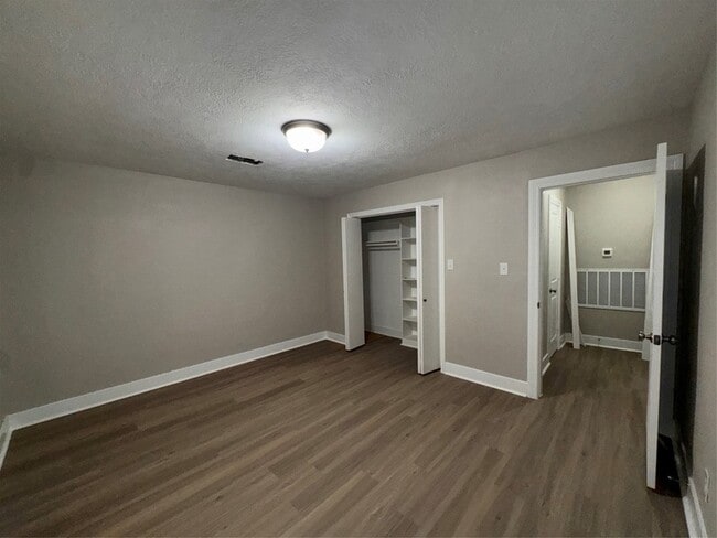 Building Photo - 906 Llano St
